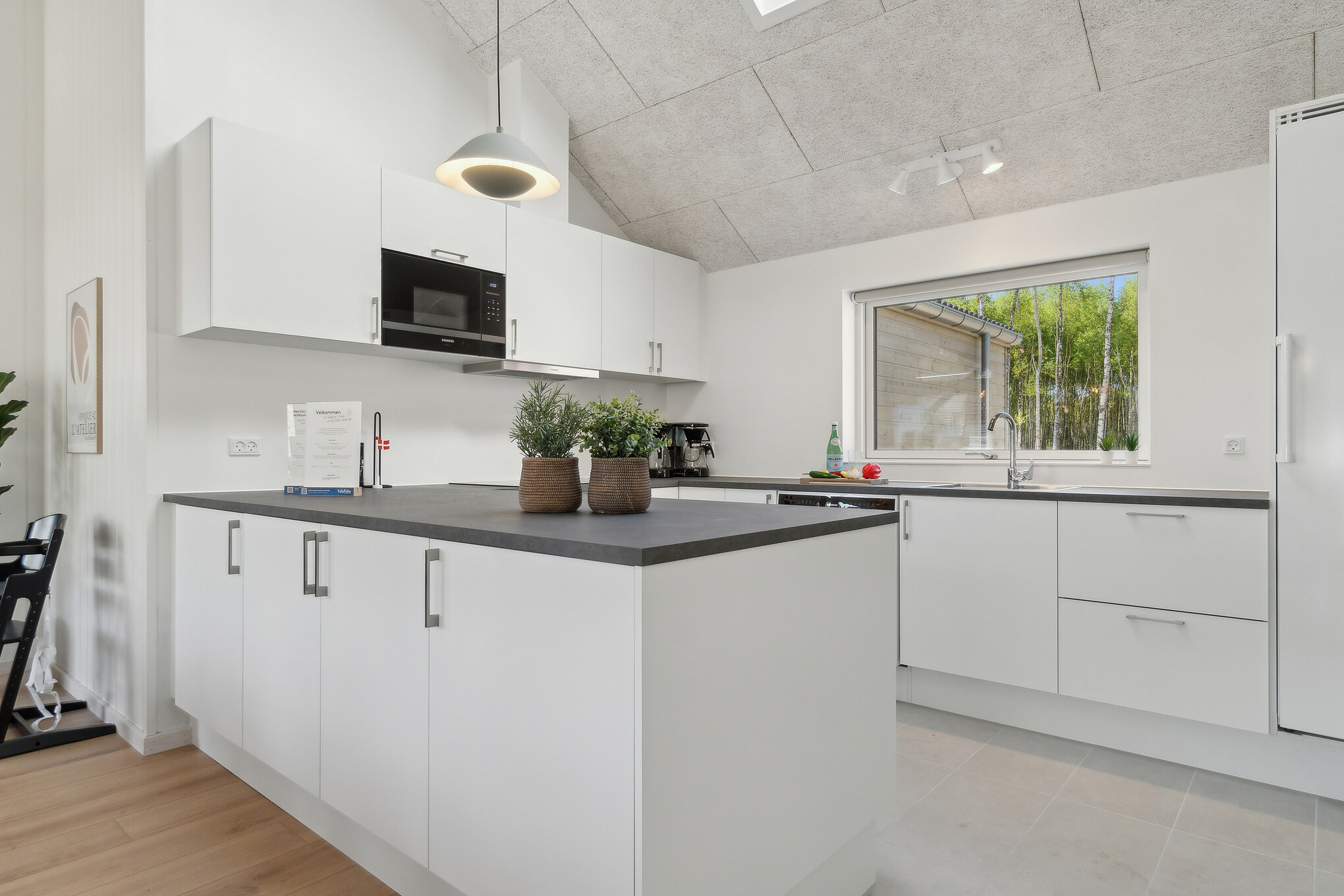 Die Küche in dem Luxusferienhaus Nr. 803 ist so gut ausgestattet, dass man problemlos Mahlzeiten für 16 Personen zubereiten kann.