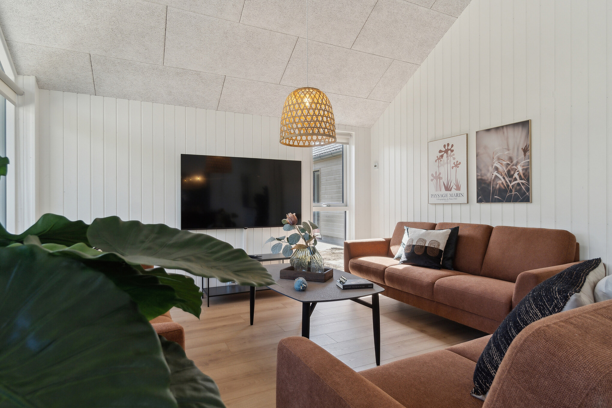 Die Couch im Luxusferienhaus Nr. 803 in Ostjütland lädt zu Gesellschaftsspielen oder zu Kinoabenden ein.