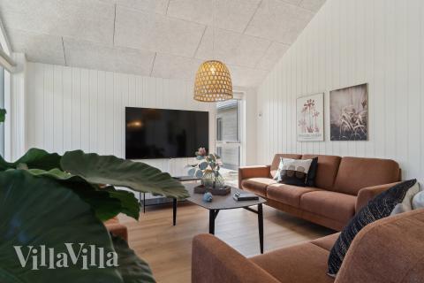 Die Couch im Luxusferienhaus Nr. 803 in Ostjütland lädt zu Gesellschaftsspielen oder zu Kinoabenden ein.