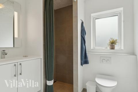 Eines der Badezimmer im Luxusferienhaus Nr. 803