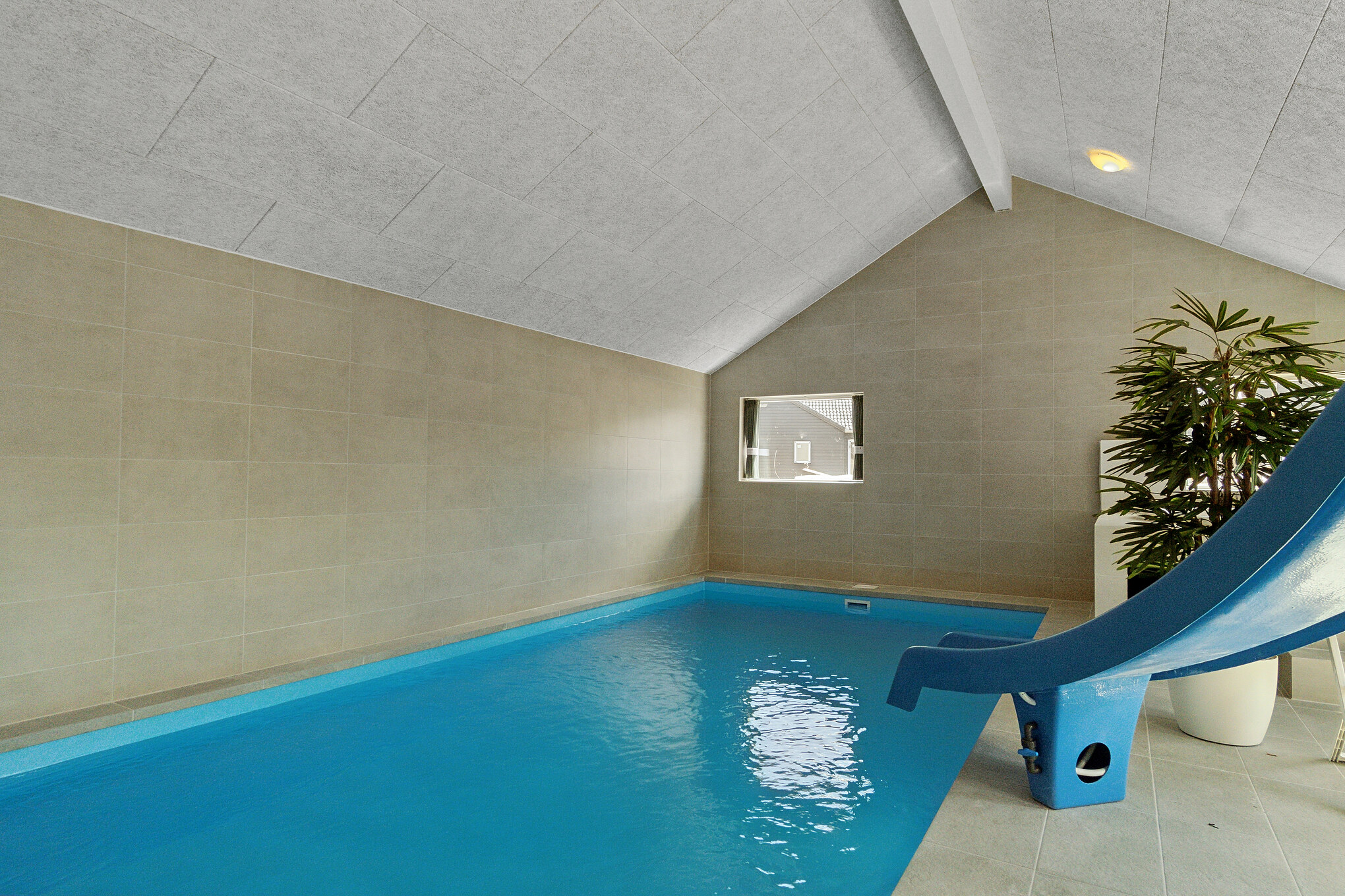Das Ferienhaus 807 hat einen schicken Poolbereich mit Wasserrutsche, einem geräumigen, eingelassenen Whirlpool und einer Sauna.