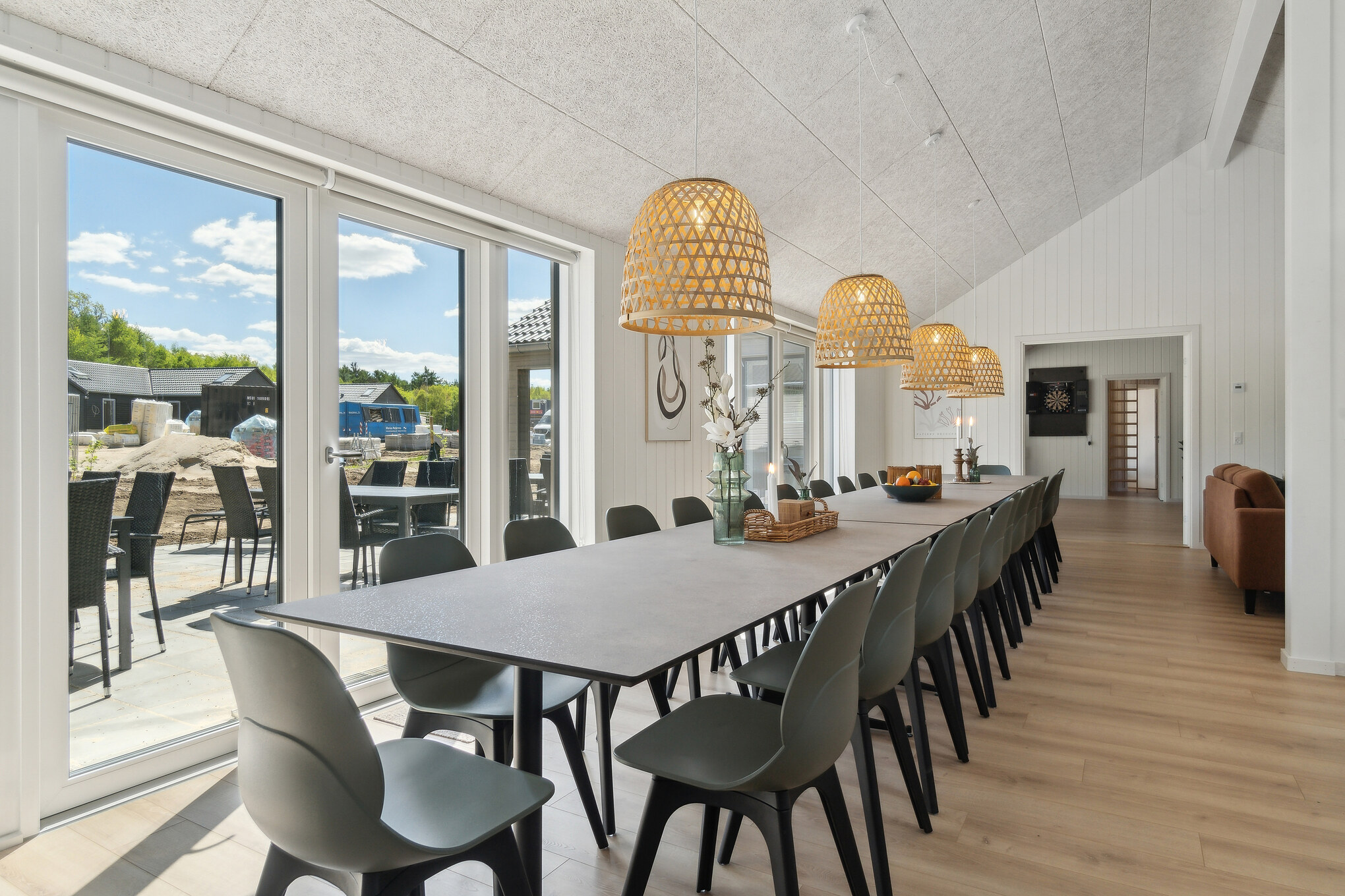Der große, lichtdurchflutete Aufenthaltsraum im Luxusferienhaus Nr. 807 für 26.