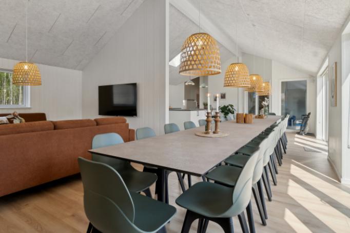 Der große, lichtdurchflutete Aufenthaltsraum im Luxusferienhaus Nr. 807 für 26.