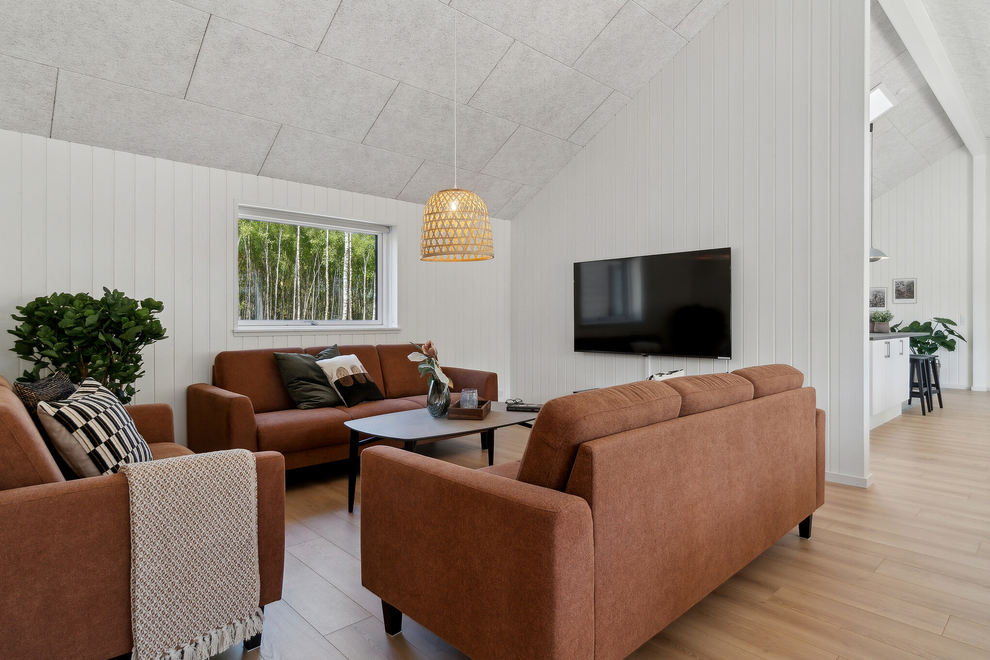 Die Couch im Luxusferienhaus Nr. 807 in Ostjütland lädt zu Gesellschaftsspielen oder zu Kinoabenden ein.