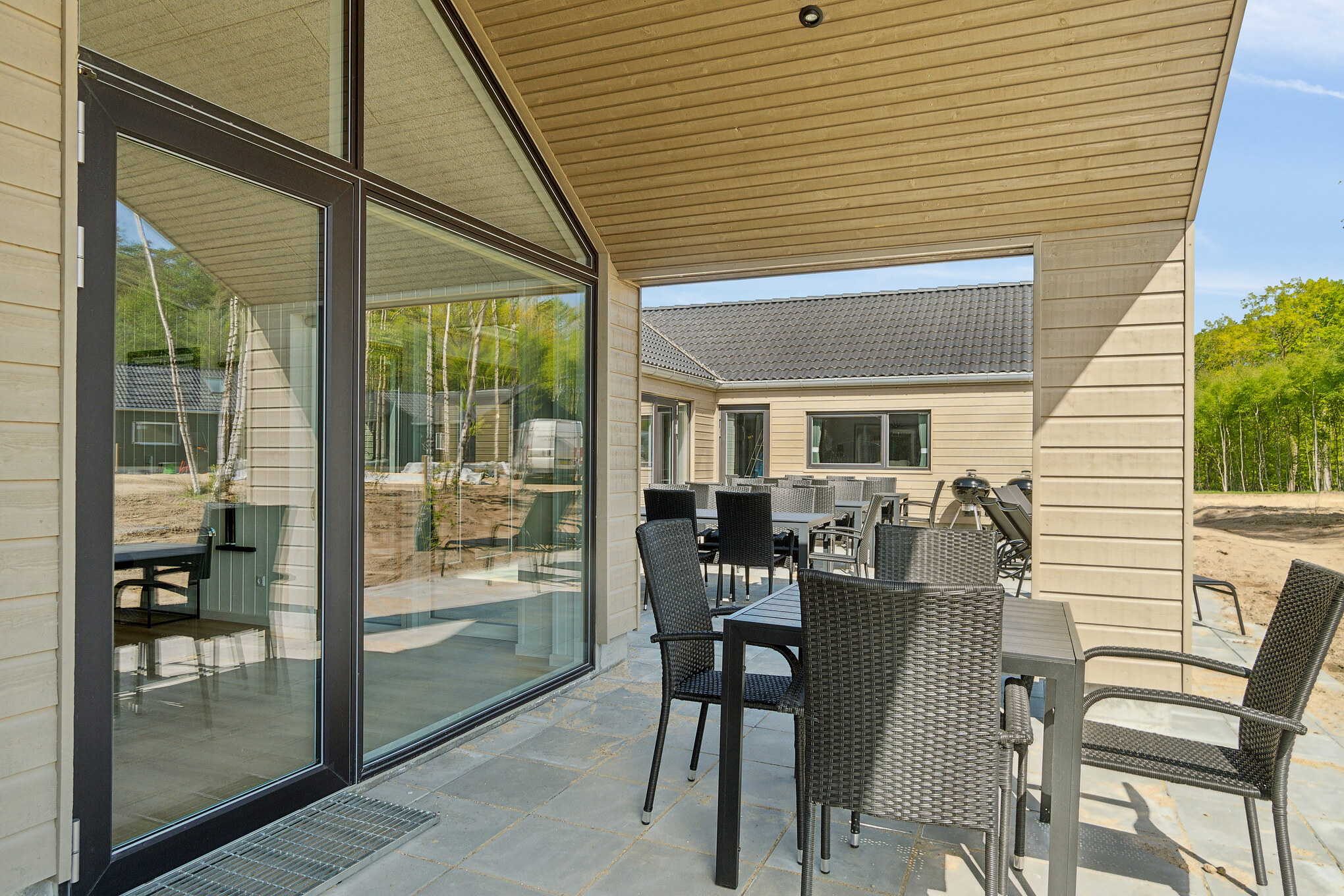 Genießen Sie einen Grillabend auf der Terrasse des Luxusferienhauses Nr. 807 in Ostjütland