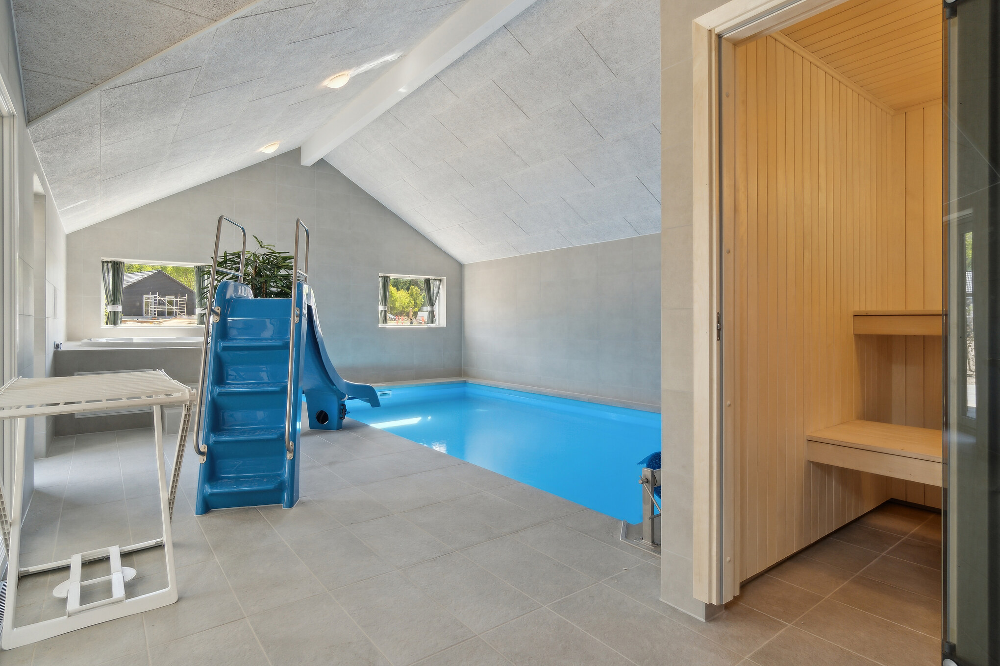 Das Ferienhaus 809 hat einen schicken Poolbereich mit Wasserrutsche, einem geräumigen, eingelassenen Whirlpool und einer Sauna.