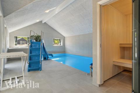 Das Ferienhaus 809 hat einen schicken Poolbereich mit Wasserrutsche, einem geräumigen, eingelassenen Whirlpool und einer Sauna.