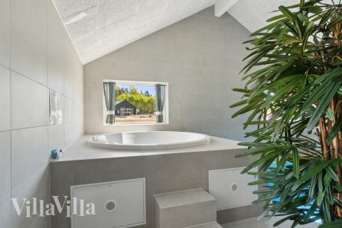 Genießen Sie den warmen Whirlpool im Luxusferienhaus Nr. 809 in Ostjütland