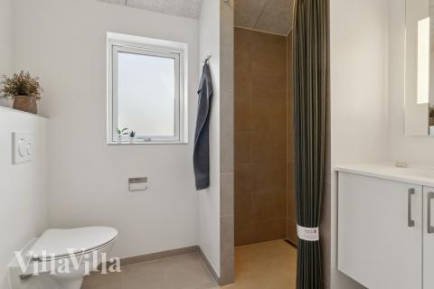 Eines der Badezimmer im Luxusferienhaus Nr. 809