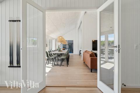 Der große, lichtdurchflutete Aufenthaltsraum im Luxusferienhaus Nr. 809 für 24.