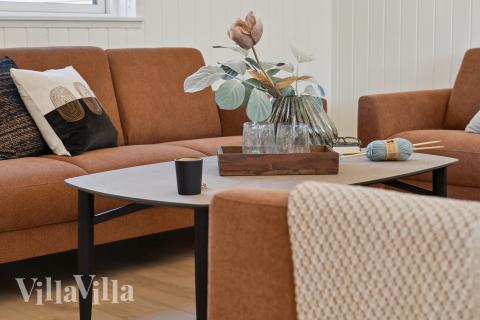 Die Couch im Luxusferienhaus Nr. 809 in Ostjütland lädt zu Gesellschaftsspielen oder zu Kinoabenden ein.