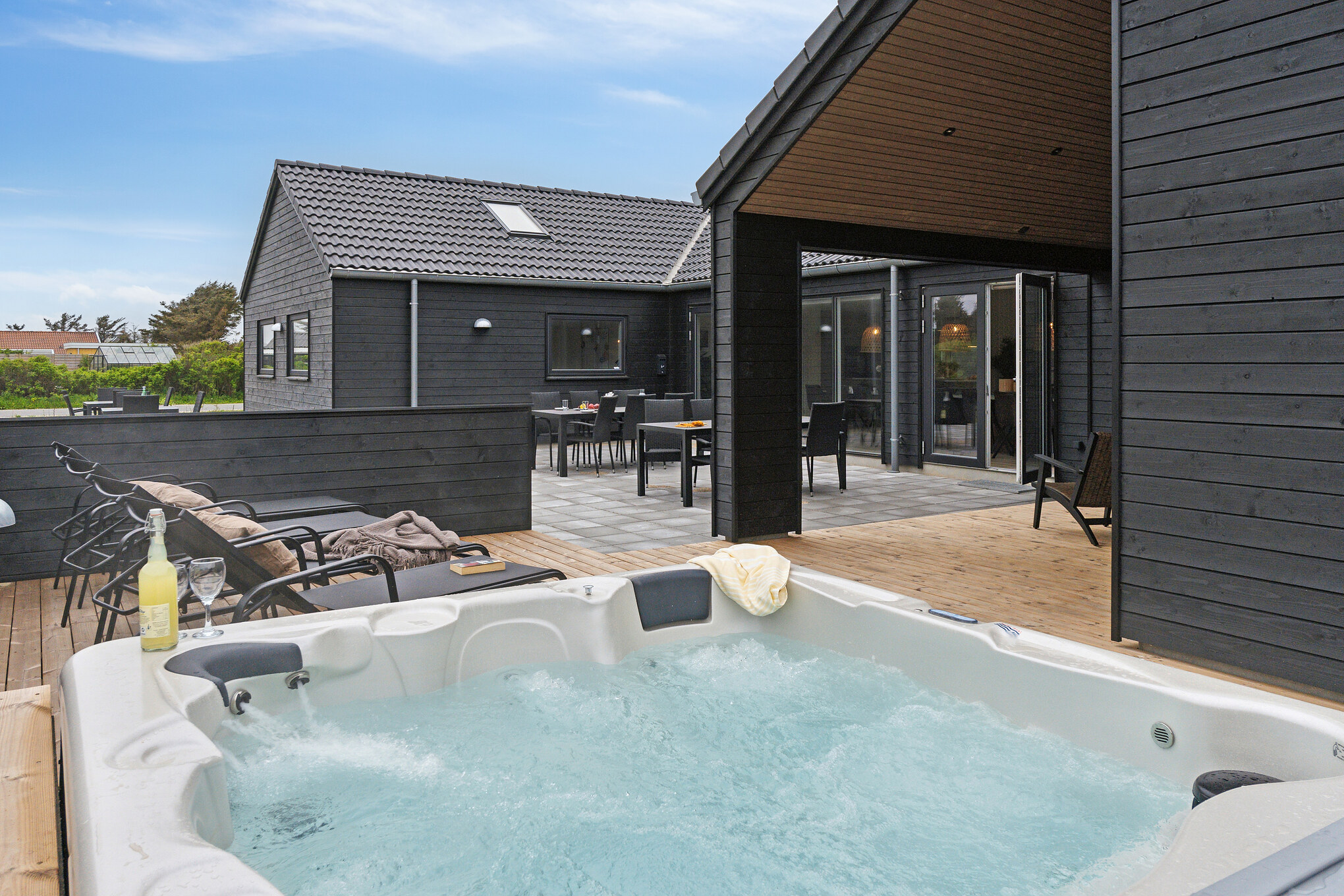 Genießen Sie den warmen Whirlpool im Luxusferienhaus Nr. 659 in Nordjütland