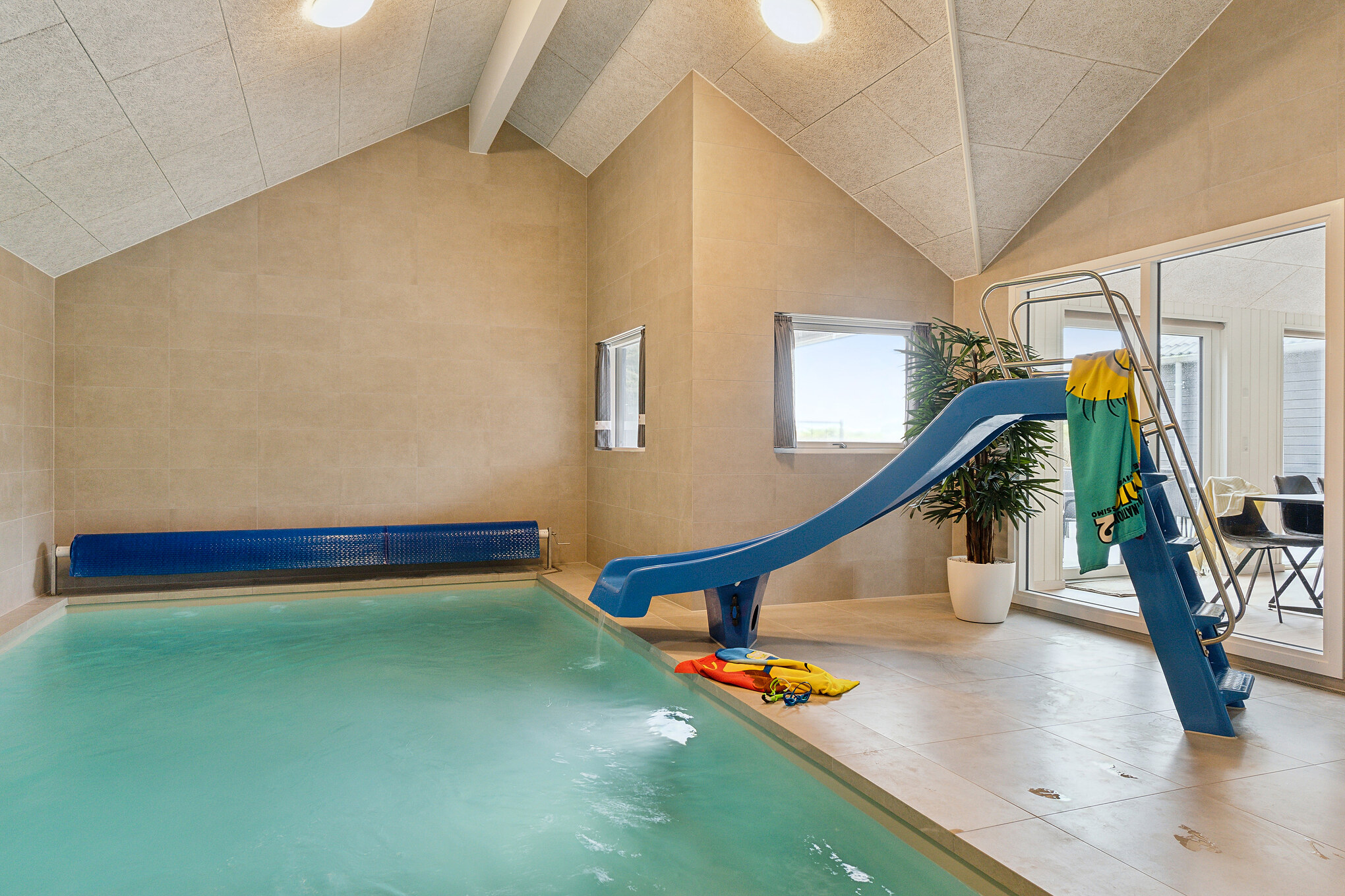 Das Ferienhaus 659 hat einen schicken Poolbereich mit Wasserrutsche, einem geräumigen, eingelassenen Whirlpool und einer Sauna.