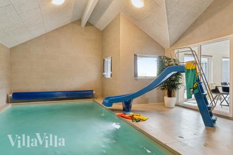 Das Ferienhaus 659 hat einen schicken Poolbereich mit Wasserrutsche, einem geräumigen, eingelassenen Whirlpool und einer Sauna.