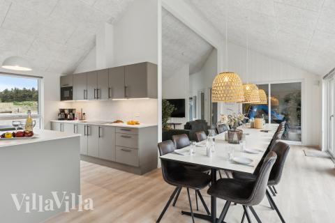 Der große, lichtdurchflutete Aufenthaltsraum im Luxusferienhaus Nr. 659 für 20.