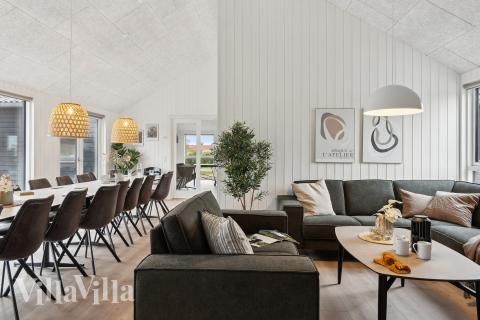 Die Couch im Luxusferienhaus Nr. 659 in Nordjütland lädt zu Gesellschaftsspielen oder zu Kinoabenden ein.