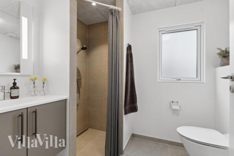 Eines der Badezimmer im Luxusferienhaus Nr. 659