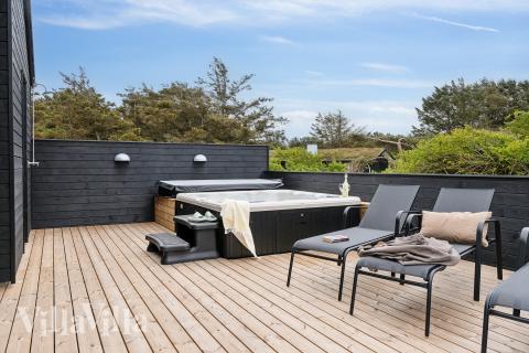 Genießen Sie den warmen Whirlpool im Luxusferienhaus Nr. 659 in Nordjütland