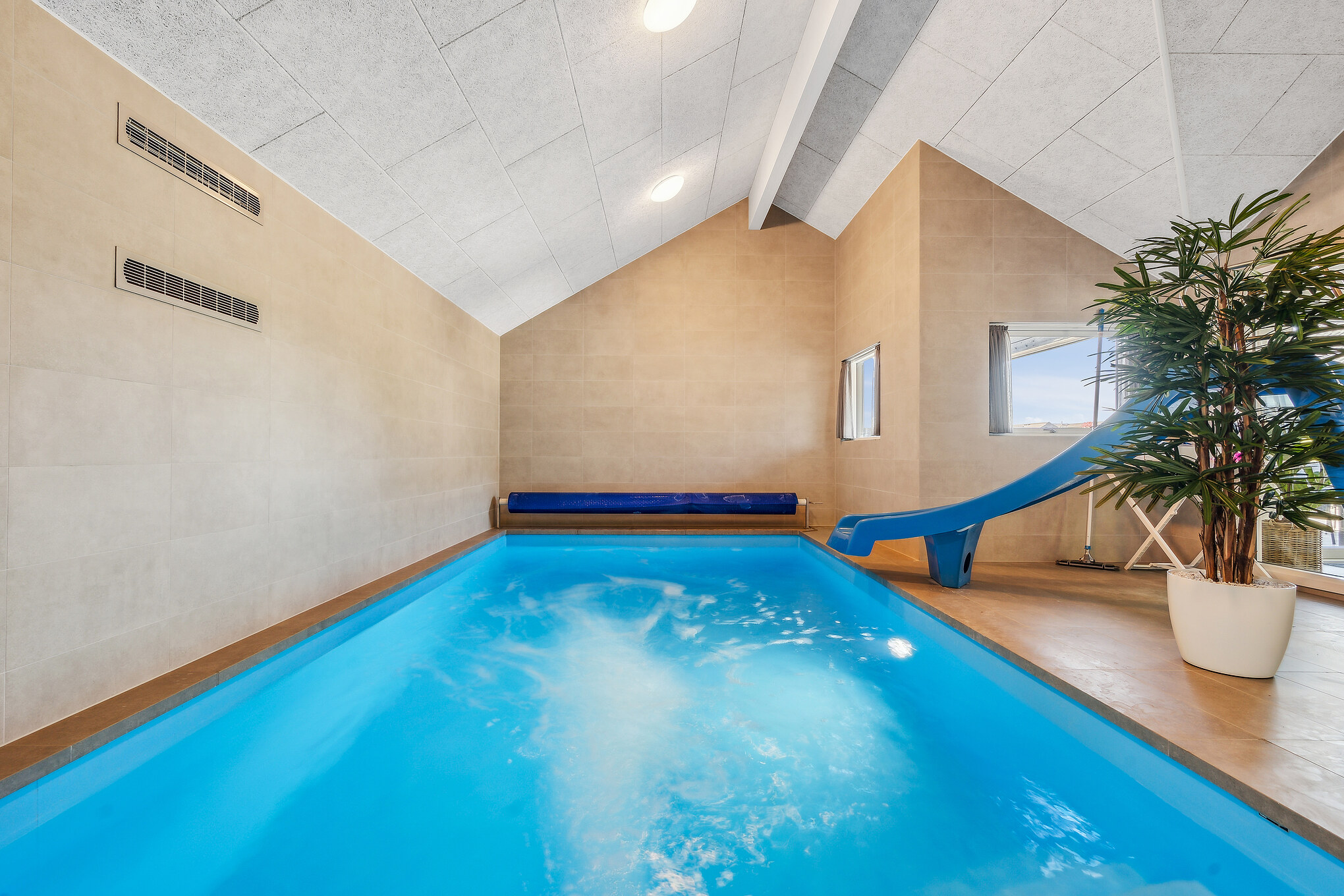 Das Ferienhaus 657 hat einen schicken Poolbereich mit Wasserrutsche, einem geräumigen, eingelassenen Whirlpool und einer Sauna.