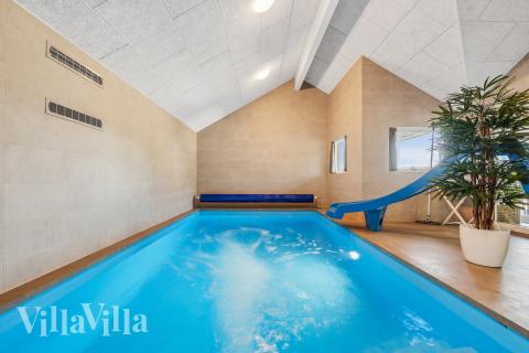 Das Ferienhaus 657 hat einen schicken Poolbereich mit Wasserrutsche, einem geräumigen, eingelassenen Whirlpool und einer Sauna.