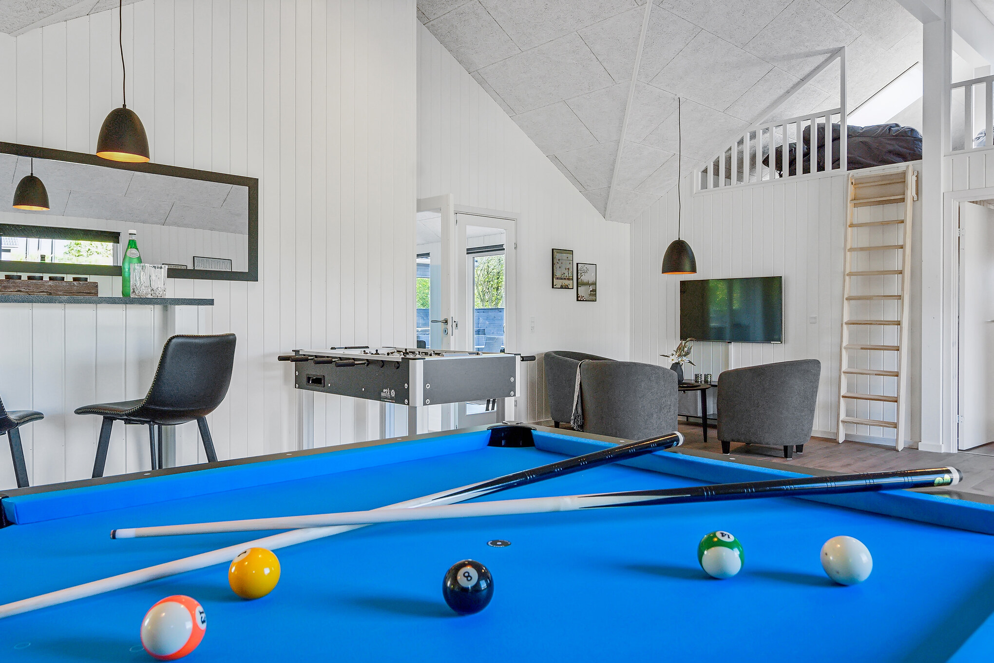 Das Luxusferienhaus 657 für 20 Personen hat einen großen Aktivitätsraum mit u. a. Billard und Darts