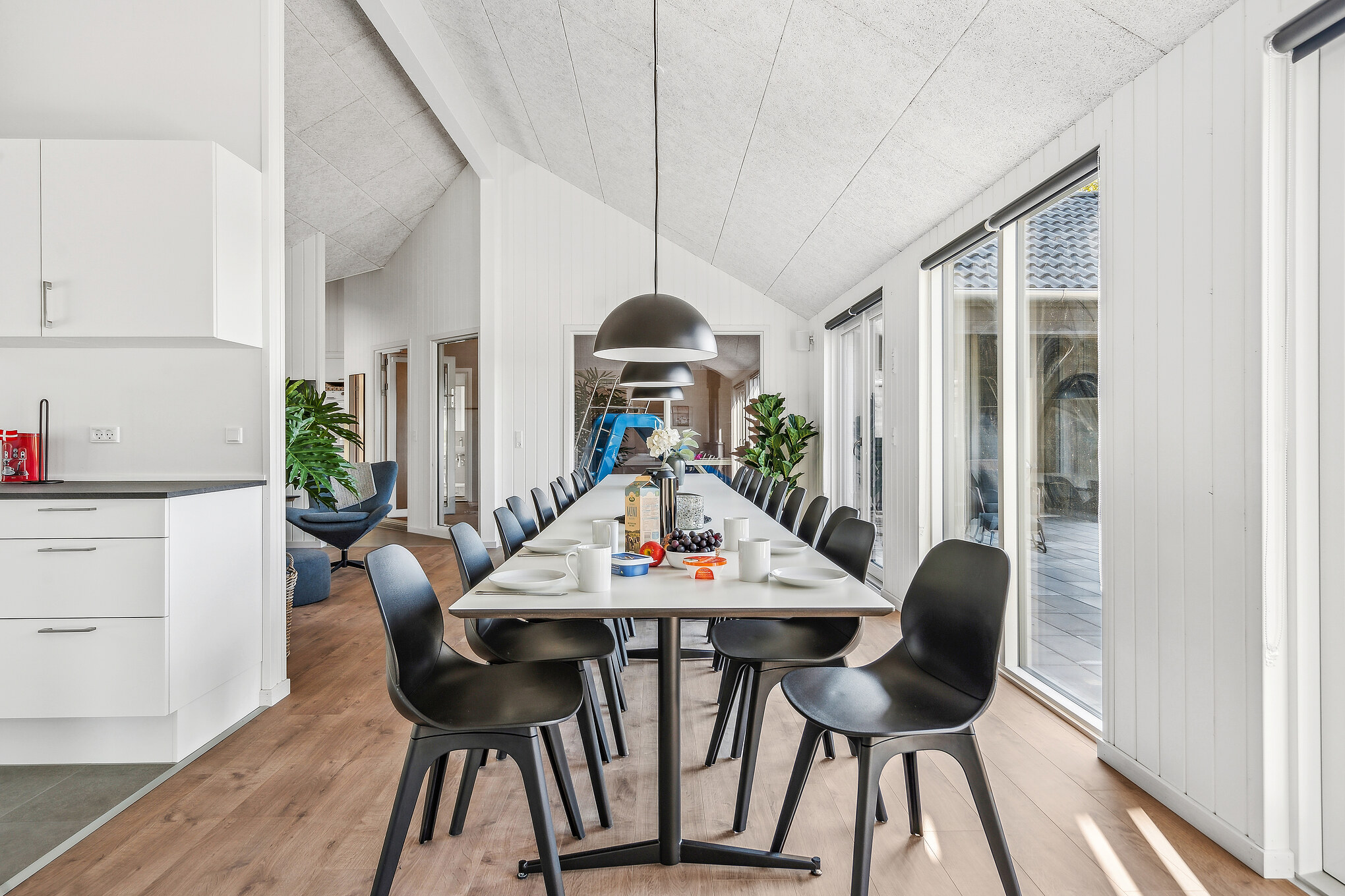 Der große, lichtdurchflutete Aufenthaltsraum im Luxusferienhaus Nr. 657 für 20.