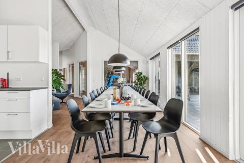 Der große, lichtdurchflutete Aufenthaltsraum im Luxusferienhaus Nr. 657 für 20.