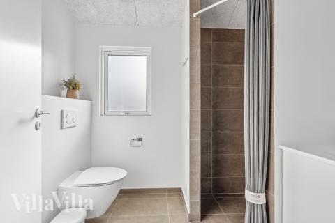 Eines der Badezimmer im Luxusferienhaus Nr. 657