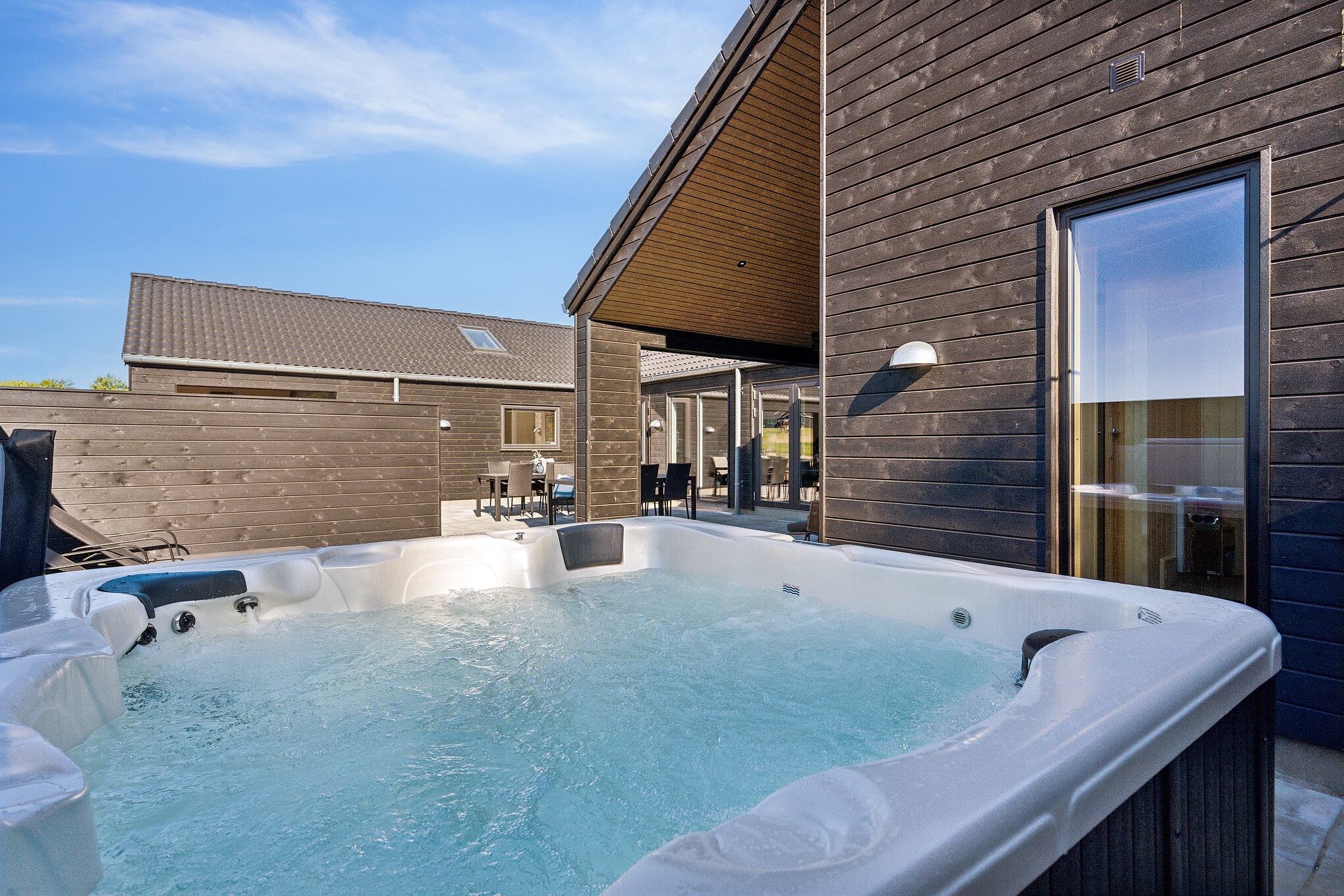 Genießen Sie den warmen Whirlpool im Luxusferienhaus Nr. 657 in Südjütland