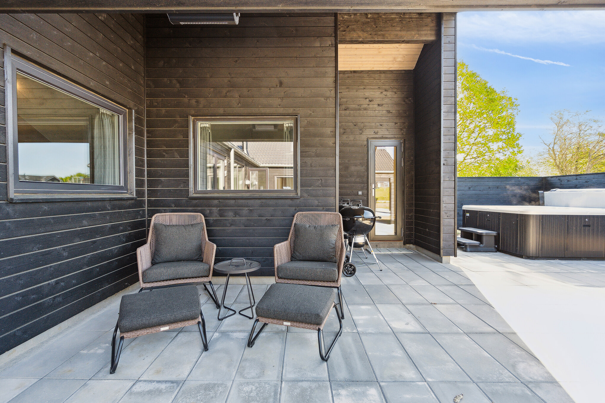 Genießen Sie einen Grillabend auf der Terrasse des Luxusferienhauses Nr. 657 in Südjütland