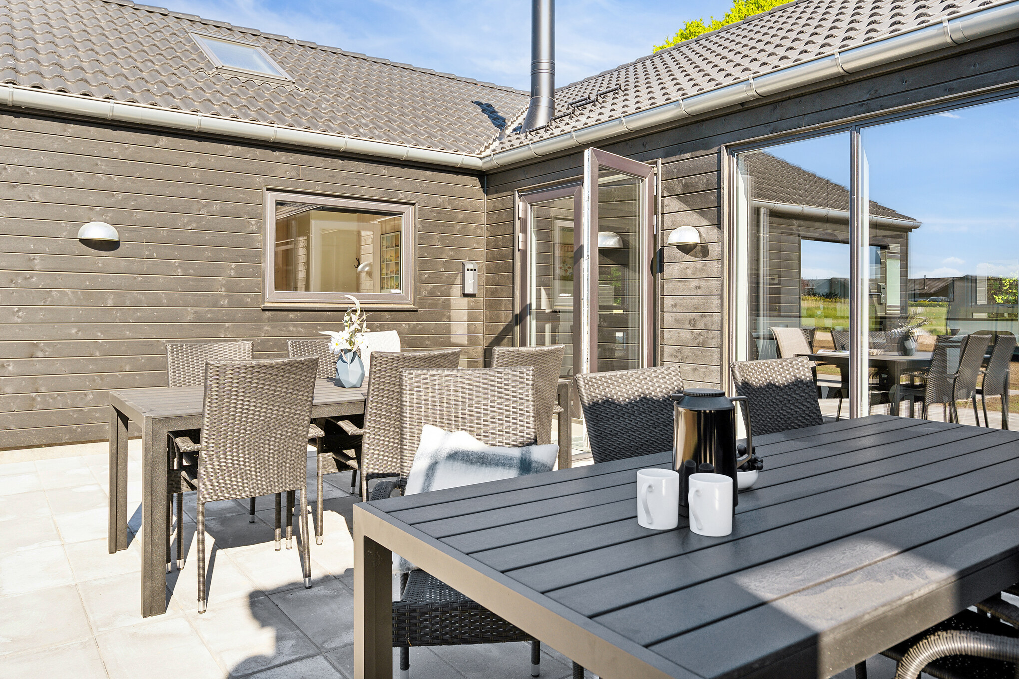 Auf der Terrasse des Ferienhauses Nr. 657 ist Platz für 20 Personen.
