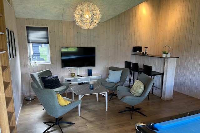 Das Luxusferienhaus 377 für 18 Personen hat einen großen Aktivitätsraum mit u. a. Billard und Darts