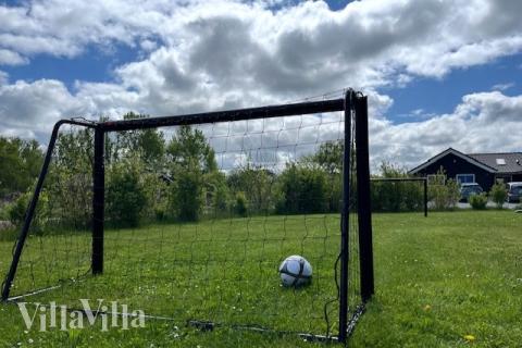 Zu dem attraktiven Ferienhaus Nr. 377 in Nordseeland gehört auch ein tolles Angebot im Außenbereich, z. B. Spieleturm und Schaukeln