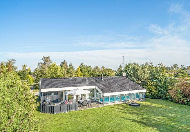 Dieses schöne Poolhaus Nr. 689 mit Platz für 12 Personen liegt in Lolland/Falster/Mön