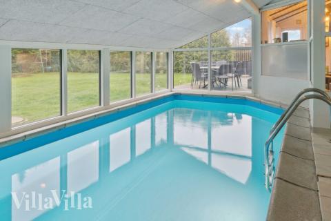 Das Ferienhaus 689 hat einen schicken Poolbereich mit Wasserrutsche, einem geräumigen, eingelassenen Whirlpool und einer Sauna.