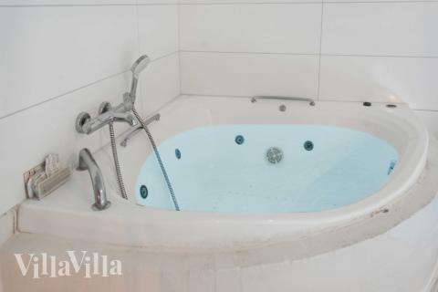 Hüpft im Luxusferienhaus Nr. 689 in Lolland/Falster/Mön in den Pool.