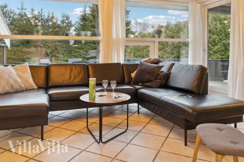Die Couch im Luxusferienhaus Nr. 689 in Lolland/Falster/Mön lädt zu Gesellschaftsspielen oder zu Kinoabenden ein.