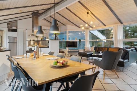 Der große, lichtdurchflutete Aufenthaltsraum im Luxusferienhaus Nr. 689 für 10.