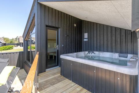 Genießen Sie den warmen Whirlpool im Luxusferienhaus Nr. 909 in Nordjütland
