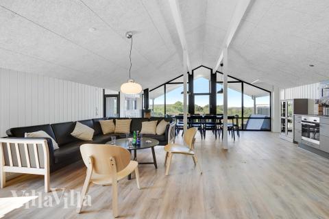 Die Couch im Luxusferienhaus Nr. 909 in Nordjütland lädt zu Gesellschaftsspielen oder zu Kinoabenden ein.