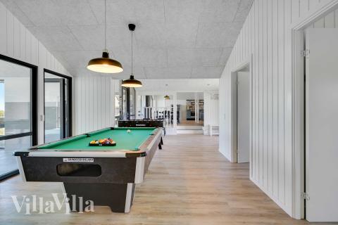 Das Luxusferienhaus 909 für 12 Personen hat einen großen Aktivitätsraum mit u. a. Billard und Darts