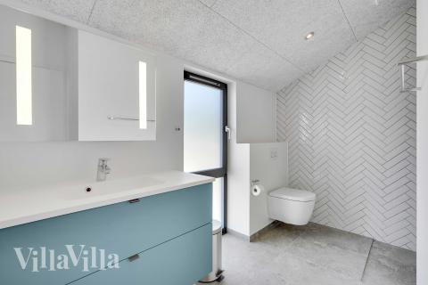 Eines der Badezimmer im Luxusferienhaus Nr. 909