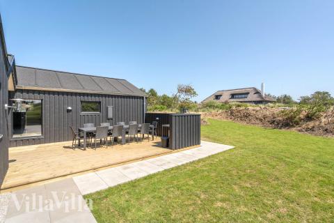 Auf der Terrasse des Ferienhauses Nr. 909 ist Platz für 12 Personen.