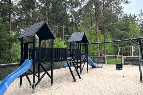 Zu dem attraktiven Ferienhaus Nr. 197 in Westjütland gehört auch ein tolles Angebot im Außenbereich, z. B. Spieleturm und Schaukeln