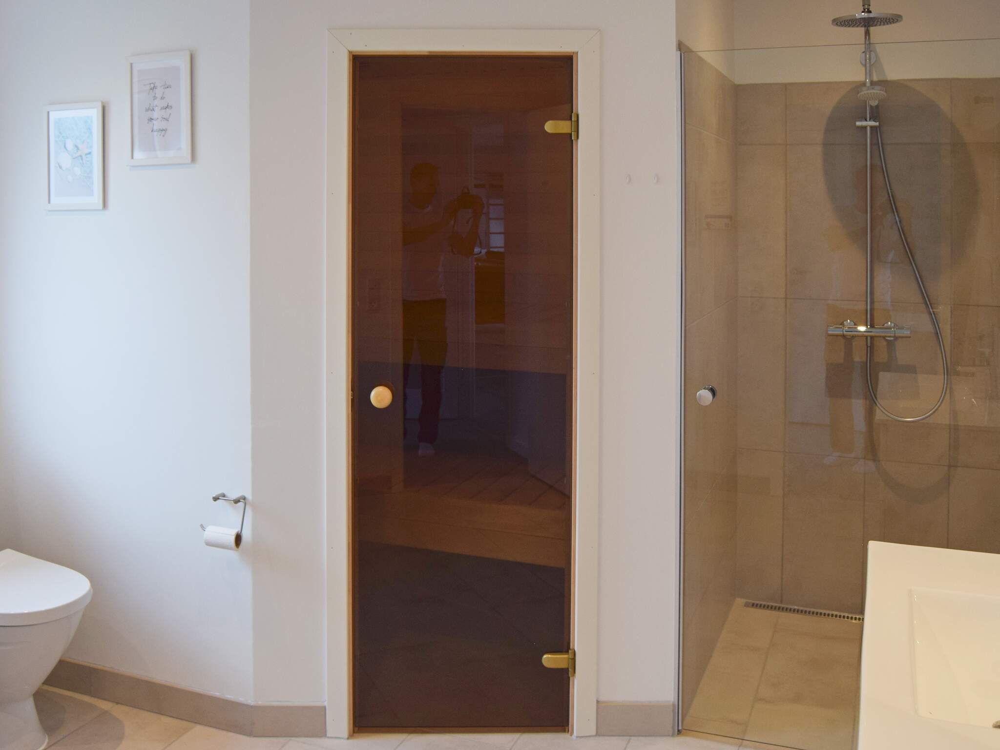 Eines der Badezimmer im Luxusferienhaus Nr. 908