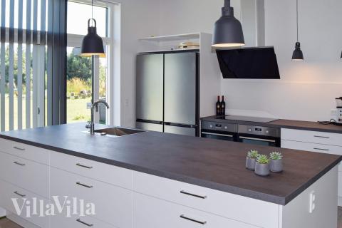 Die Küche in dem Luxusferienhaus Nr. 908 ist so gut ausgestattet, dass man problemlos Mahlzeiten für 14 Personen zubereiten kann.