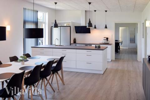 Der große, lichtdurchflutete Aufenthaltsraum im Luxusferienhaus Nr. 908 für 14.