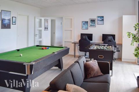 Neben den vielen schönen Stunden, die man im Poolbereich des Hauses verbringen kann, bietet das Luxusferienhaus 908 auch Spielevergnügen bei Billard/Tischtennis und Darts