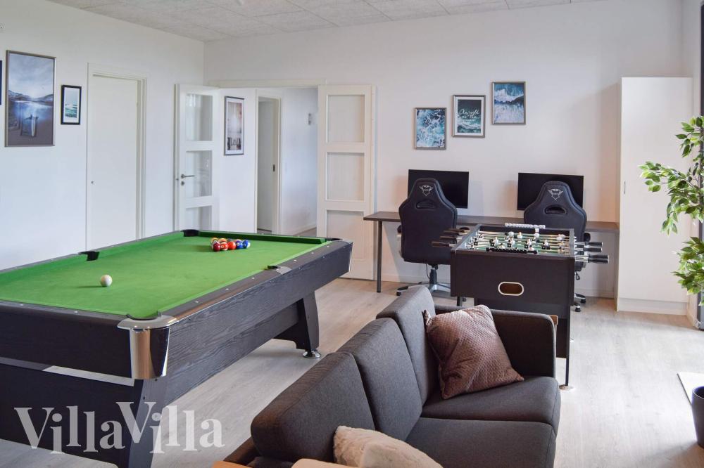 Neben den vielen schönen Stunden, die man im Poolbereich des Hauses verbringen kann, bietet das Luxusferienhaus 908 auch Spielevergnügen bei Billard/Tischtennis und Darts