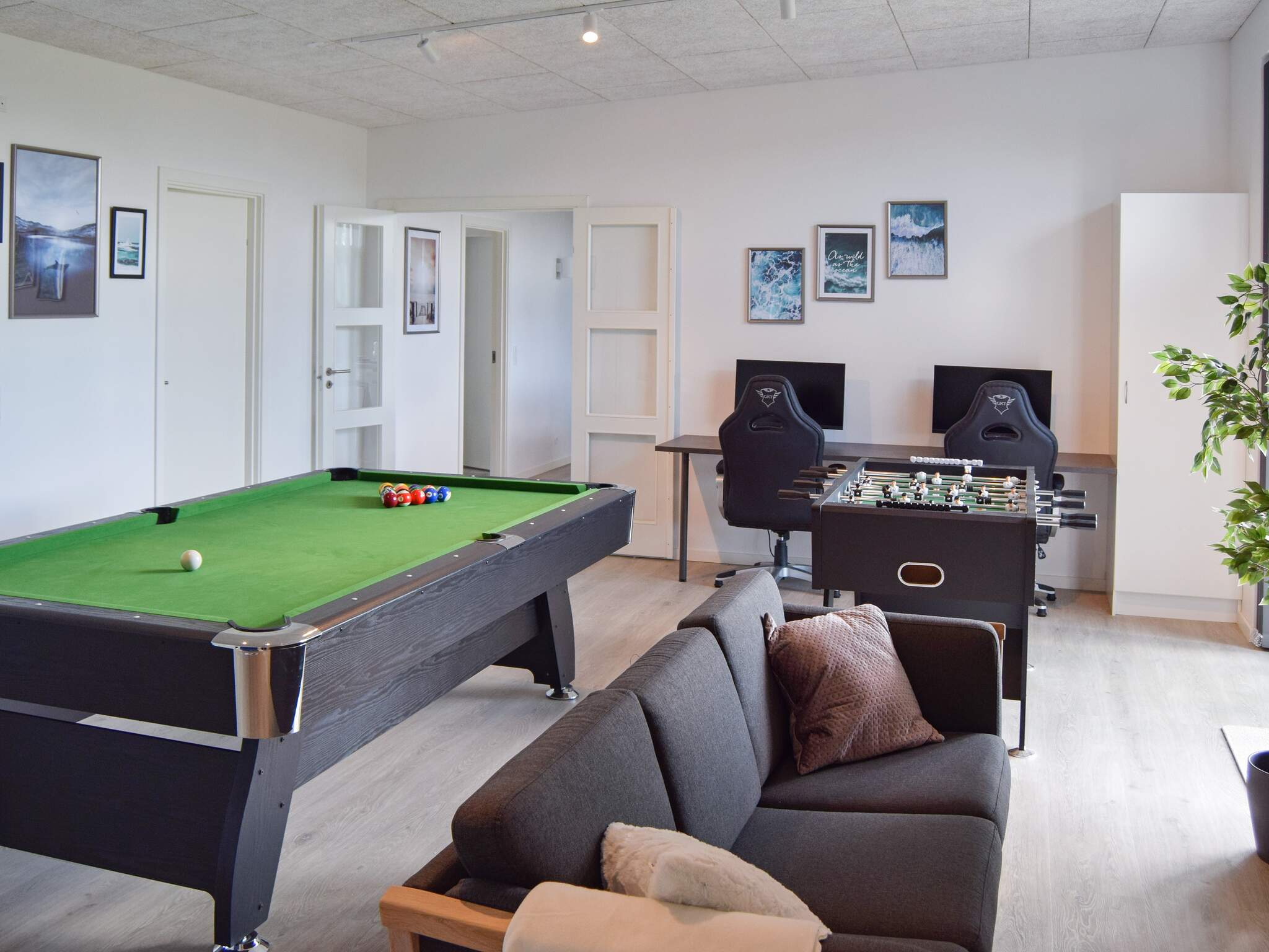 Neben den vielen schönen Stunden, die man im Poolbereich des Hauses verbringen kann, bietet das Luxusferienhaus 908 auch Spielevergnügen bei Billard/Tischtennis und Darts